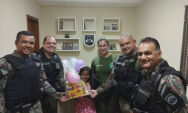 F&atilde; mirim da Pol&iacute;cia Militar Ambiental ganha surpresa e presentes no dia no seu anivers&aacute;rio