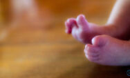Pais s&atilde;o presos ap&oacute;s beb&ecirc; de 2 meses ser queimado com cigarro e agredido em Parana&iacute;ba
