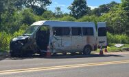 Passageira morre em colis&atilde;o entre van e carreta na BR-163