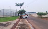 Ve&iacute;culo capota ap&oacute;s colidir com &aacute;rvore no Jardim Aeroporto, em Coxim
