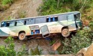 &Ocirc;nibus com 40 trabalhadores cai em rio na Pontinha do Cocho ap&oacute;s bater em buraco na ponte
