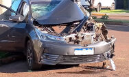 Corolla fica destru&iacute;do ap&oacute;s bater em caminh&atilde;o e acertar poste em Chapad&atilde;o do Sul
