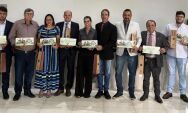 Secret&aacute;ria Josy Madruga entrega convite da 49&ordf; Expoverde aos
vereadores de Rio Verde