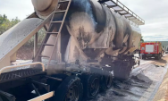 Carreta com carga de cimento pega fogo ap&oacute;s roda travar na BR-163, em Coxim
