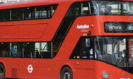 &Ocirc;nibus de dois andares com alunos do ensino m&eacute;dio cai em rio na Inglaterra