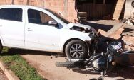Colis&atilde;o entre carro e motocicleta deixa mulher ferida no bairro Vila Bela, em Coxim
