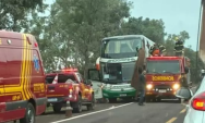 Barra de ferro atravessa &ocirc;nibus de turismo na BR-262 e mata duas pessoas
