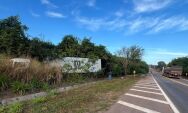 Carreta derruba prote&ccedil;&atilde;o de ponte e para dentro da mata &agrave;s margens da BR-163 em Coxim
