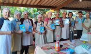 Curso pr&aacute;tico de processamento de mam&atilde;o re&uacute;ne agricultores em assentamento de Terenos
