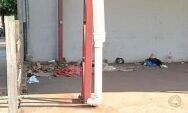 Morador de rua quebra o bra&ccedil;o ao ser espancado a pauladas enquanto dormia em MS