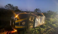 Viatura da PRF capota durante persegui&ccedil;&atilde;o na BR-267 perto de Maracaj&uacute;
