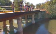 Prefeito Delegado Murilo inaugura ponte de concreto sobre o c&oacute;rrego Tau&aacute;

