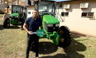 Vereador Marcinho entrega trator para fortalecer a agricultura familiar em Coxim
