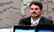 Senador Marcos do Val &eacute; levado para colocar tornozeleira eletr&ocirc;nica
