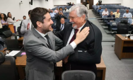 De sa&iacute;da da base de Ridel, Zeca do PT elogia deputado do PL: 'l&uacute;cido, inteligente'