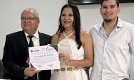 C&acirc;mara Municipal entrega Mo&ccedil;&atilde;o de Congratula&ccedil;&atilde;o &agrave; servidora p&uacute;blica Carmem Auxiliadora Santa Cruz