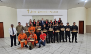 "Comunidade de Coxim presta homenagem emocionante a policiais e bombeiros"