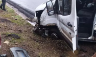 Van aquaplana e capota na BR-163 durante chuva, deixando dois feridos leves
