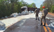 Caminh&atilde;o tomba e provoca interdi&ccedil;&atilde;o total da BR-262 pr&oacute;ximo a Taunay, em Aquidauana
