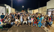 Em tempo de distanciamento, moradores de bairro confraternizam com churrasco na rua
