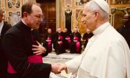 Ex-padre da Catedral de Coxim &eacute; recebido pelo Papa no Vaticano: Micael Carlos vive momento hist&oacute;rico