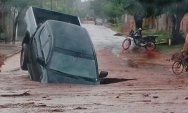 Caminhonete quase &eacute; engolida por buraco aberto pela chuva em Rio Verde de Mato Grosso
