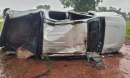Homem morre e esposa fica ferida ap&oacute;s capotamento de caminhonete na MS-162
