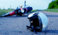 Motociclista fica ferida ap&oacute;s batida entre carro e moto em cruzamento movimentado de Coxim