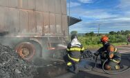 Carreta carregada com carv&atilde;o tem princ&iacute;pio de inc&ecirc;ndio na BR-163, em Coxim
