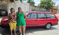 Advogada de MS compra r&eacute;plica do carro da m&atilde;e ap&oacute;s 31 anos e causa emo&ccedil;&atilde;o na fam&iacute;lia e amigas