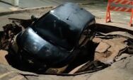Carro cai em cratera aberta ap&oacute;s forte chuva em Coxim