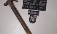 Homem &eacute; preso ap&oacute;s tentar matar a esposa com golpes de martelo na cabe&ccedil;a em frente a filha em MS