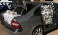 Persegui&ccedil;&atilde;o termina com um preso e carro apreendido com cigarros contrabandeados
