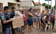 Homem amarra e castra cachorro com faca no meio da rua em MS