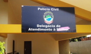 Homem &eacute; preso ap&oacute;s agredir companheira e tentar for&ccedil;&aacute;-la a entrar em carro
