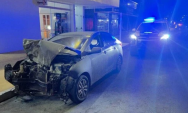 Carro com 203 kg de maconha foge da pol&iacute;cia, bate em picape e atinge loja
