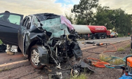 Motorista morre ap&oacute;s colis&atilde;o frontal entre &Ocirc;nix e carreta-tanque na BR-376
