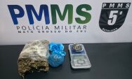 Carro bate em &aacute;rvore, suspeitos fogem e PM descobre boca de fumo em Rio Verde