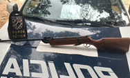 Homem &eacute; preso pela PM por amea&ccedil;a e porte de arma ilegal em Coxim
