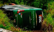 Colis&atilde;o entre carro e &ocirc;nibus na BR-060 deixa um morto e oito feridos em Camapu&atilde;

