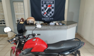 Homem pega moto emprestada, troca por drogas e acaba preso pela PM em Coxim
