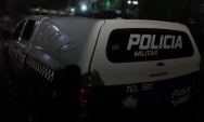 Ap&oacute;s m&atilde;e negar dinheiro, homem tenta invadir casa, agride adolescente com barra de ferro 