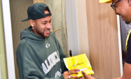 Ap&oacute;s ser convocado para a Copa, Neymar recebe figurinha com seu rosto
