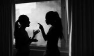 "Wollying": entenda o termo em ingl&ecirc;s que define viol&ecirc;ncia emocional e ataques entre mulheres
