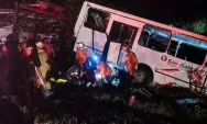 Em S&atilde;o Gabriel do Oeste, &ocirc;nibus &eacute; lan&ccedil;ado para fora da BR-163 ao bater com carreta-cegonha