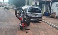 Motociclista fica ferido ao bater na traseira de carro estacionado no centro de Coxim
