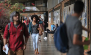 Mais de 54% dos graduandos j&aacute; interromperam os estudos para cuidar dos filhos