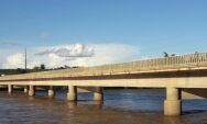 Brincadeira ou perigo? crian&ccedil;as pulando da ponte sobre o Rio Taquari acende alerta em Coxim