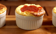 SOUFLÉ DE QUEIJO COM GOIABADA