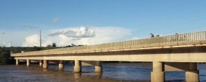 Brincadeira ou perigo? crian&ccedil;as pulando da ponte sobre o Rio Taquari acende alerta em Coxim